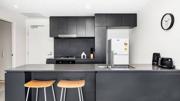 Microondas, horno, tostadora y periquera