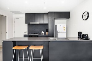 Een microgolfoven, een oven, een broodrooster, een kinderstoel