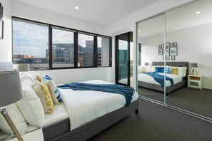 1 bedroom, iron/ironing board, WiFi, bed sheets - Central Unit w/ Modern Design, Close to Everything (South Brisbane)