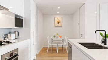 Kühlschrank, Mikrowelle, Ofen, Herdplatte