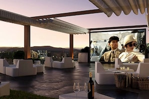 Outdoor dining - Valley Centre,Rooftop Pool, 2bed2bath Apt +Carpark (Fortitude Valley)
