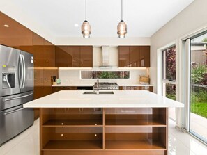 Fridge, microwave, oven, stovetop - Luxury Hilltop Brand-New 5BD Holiday Home (Carindale)