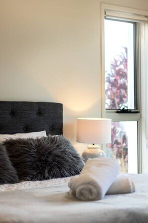 5 Schlafzimmer, Schreibtisch, Bügeleisen/Bügelbrett, kostenloses WLAN