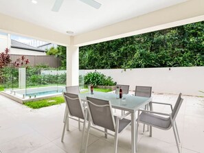 屋外ダイニングエリア