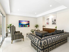 TV - Luxury Hilltop Brand-New 5BD Holiday Home (Carindale)