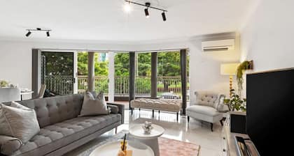 Russells Place Central 2 bedroom apt w Carpark