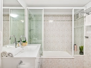 Bathtub, hair dryer - Russells Place Central 2 bedroom apt w Carpark (South Brisbane)