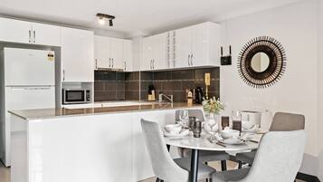 Fridge, oven, stovetop, dishwasher