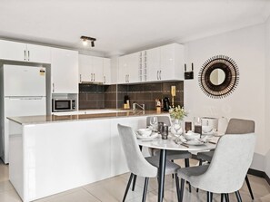 Jääkaappi, uuni, liesi, astianpesukone