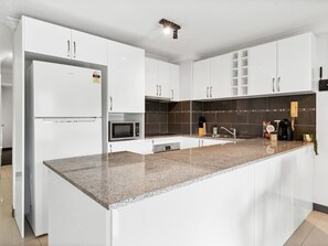 Fridge, oven, stovetop, dishwasher