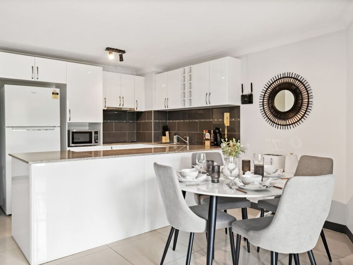 Kjøleskap, ovn, kokeplater og oppvaskmaskin