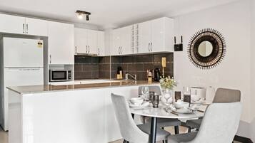 Fridge, oven, stovetop, dishwasher