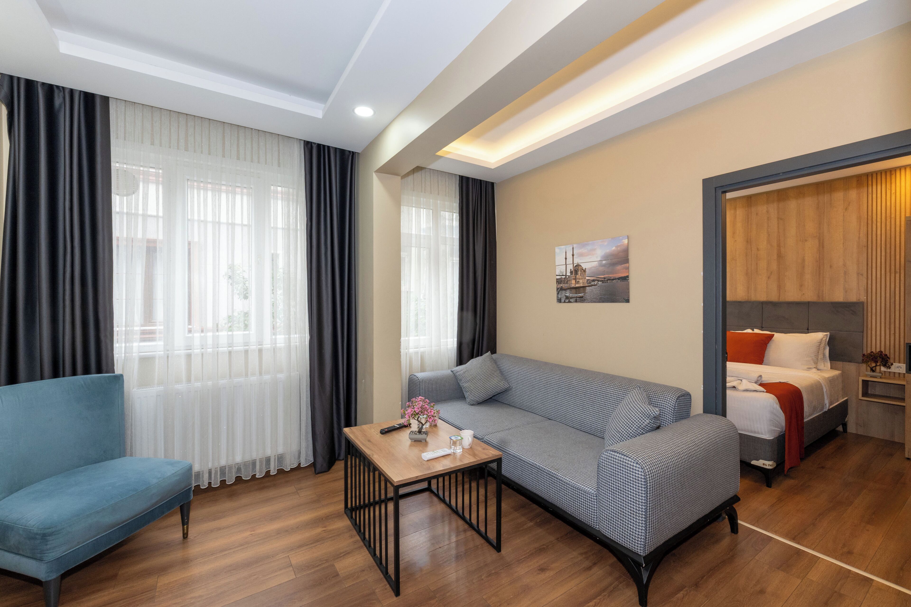 Superior Oda | Wohnzimmer | 87-cm-Flachbildfernseher mit Satellitenempfang, Fernseher