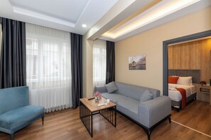 Superior Oda | Wohnzimmer | 87-cm-Flachbildfernseher mit Satellitenempfang, Fernseher