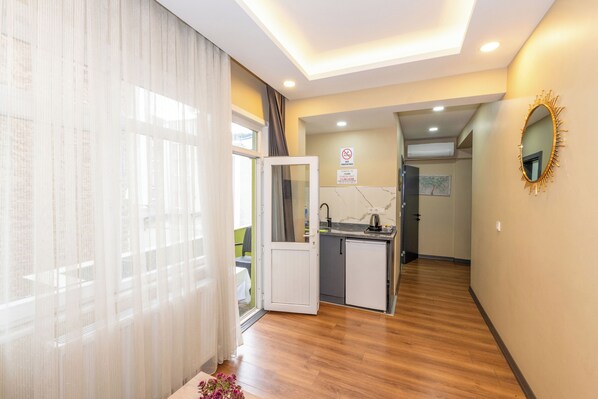 Deluxe Room, Balcony | Private kitchenette