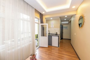 Deluxe Room, Balcony | Private kitchenette | Stovetop, electric kettle, freezer, paper towels - Hotel la Vitrine (Istanbul)