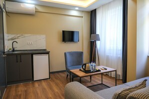 Superior Oda | Private kitchen | Stovetop, electric kettle, freezer, paper towels