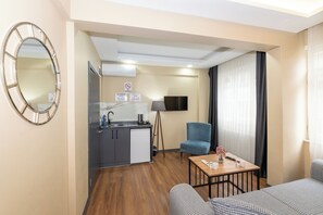 Superior Oda | Living room | 87-cm flat-screen TV with satellite channels, TV - Hotel la Vitrine (Istanbul)