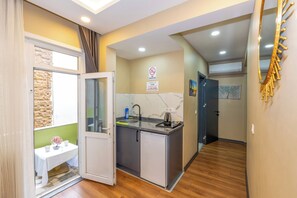 디럭스룸, 발코니 | 전용 간이 주방 | 쿡탑, 전기 주전자, 냉동고, 키친타월