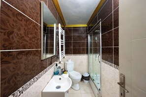 Apart Daire | Bathroom | Rainfall showerhead, hair dryer, slippers, towels - Hotel la Vitrine (Istanbul)