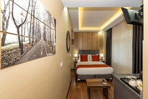 Triple Oda | Egyptian cotton sheets, premium bedding, desk, iron/ironing board - Hotel la Vitrine (Istanbul)