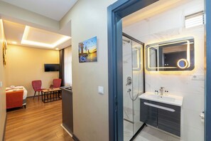 Deluxe Room, Balcony | Egyptian cotton sheets, premium bedding, desk, iron/ironing board - Hotel la Vitrine (Istanbul)