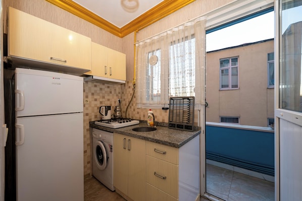 Apart Daire | Private kitchen | Stovetop, electric kettle, freezer, paper towels - Hotel la Vitrine (Istanbul)