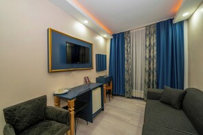 Deluxe Room | 1 bedroom, Egyptian cotton sheets, premium bedding, desk