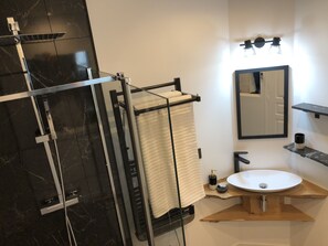 Dusche, Haartrockner, Handtücher, Seife