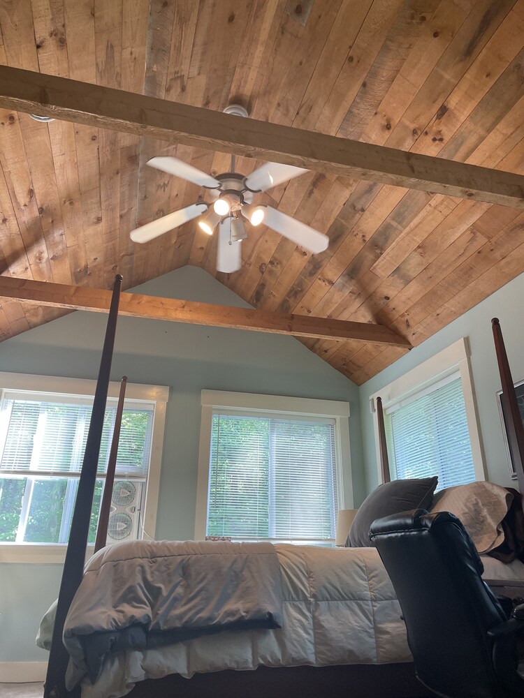 Peaceful, cozy petfriendly home, fiberoptic wifi close to mountains