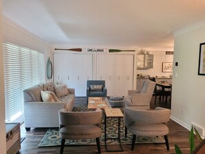 Fernseher, DVD-Player, Bücher, Stereoanlage