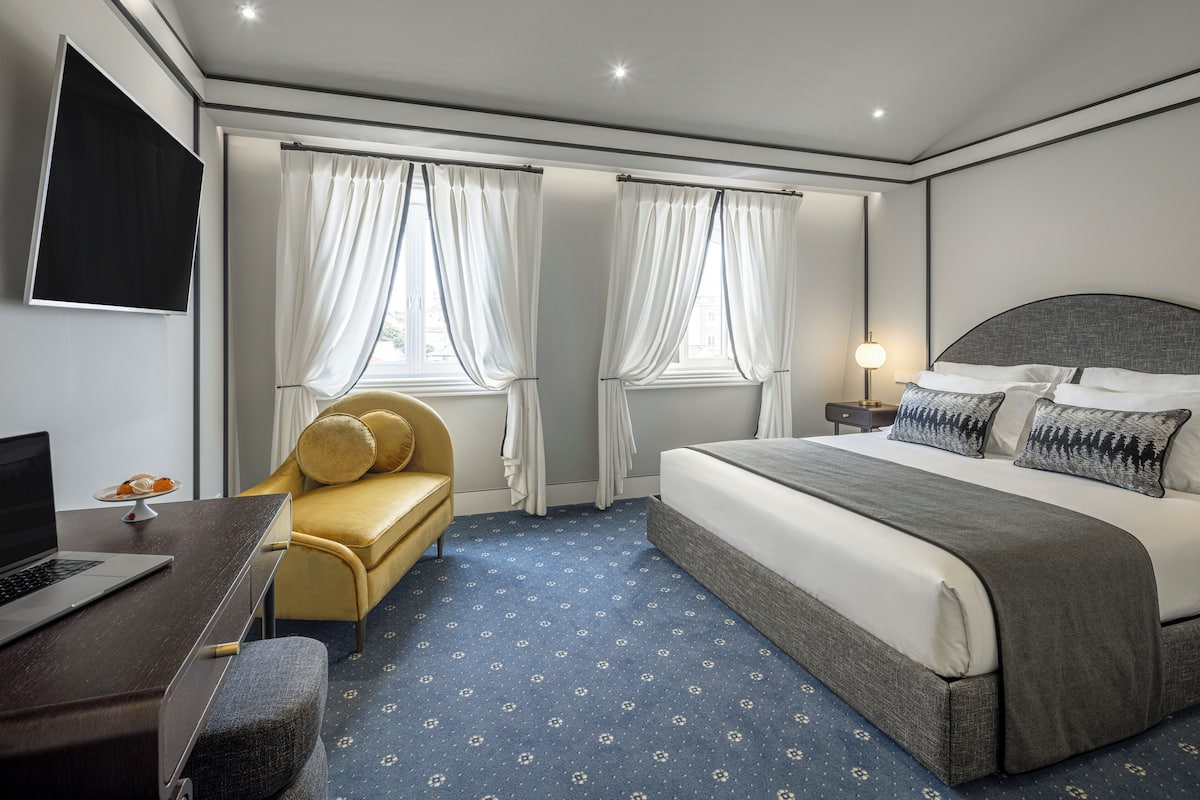 Signature Room | 1 bedroom, down comforters, soundproofing, free WiFi
