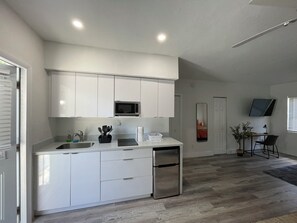 Traditional-Studio | Eigene Küche | Mikrowelle, Herdplatte, Wasserkocher mit Kaffee-/Teezubehör, Toaster