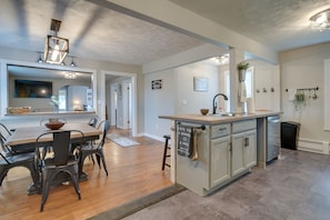 Dining - Historical Magnesia Springs Home, Near Kayaking! (Cambridge Springs)