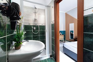 Camera matrimoniale standard | Bathroom | Rainfall showerhead, free toiletries, hair dryer, bidet - Royal Rooms Station Napoli (Naples)