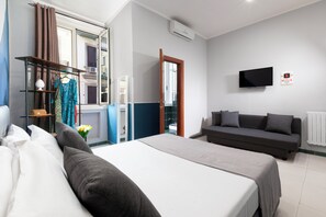 Quadruple Room | Desk, soundproofing, free WiFi - Royal Rooms Station Napoli (Naples)