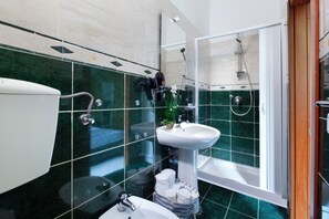 Camera matrimoniale standard | Bathroom | Rainfall showerhead, free toiletries, hair dryer, bidet - Royal Rooms Station Napoli (Naples)