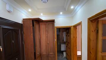 3 kamar tidur, seprai antialergi, dan meja kerja