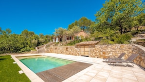 A swimming pool with a wooden deck, stone walls, and a grassy area. - Casa Hestia - Avec piscine privée (Entrecasteaux)