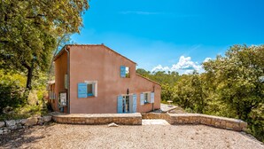 A rustic house with a stone foundation, a sloped roof, and a gravel driveway. - Casa Hestia - Avec piscine privée (Entrecasteaux)