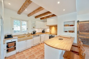 Kjøleskap, mikrobølgeovn, ovn og oppvaskmaskin