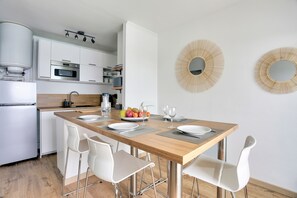 Kühlschrank, Mikrowelle, Ofen, Geschirrspüler