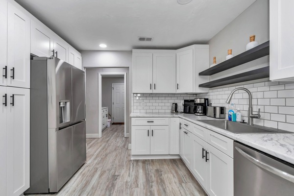 Geladeira, micro-ondas, fogão, cooktop