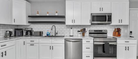 Jääkaappi, mikroaaltouuni, uuni, liesi