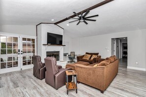 Smart TV, fireplace, books, music library - 4 BR/2 BA, Private HEATED Pool, Split Floor Plan, 2 King Beds, Yard, 2218 SQ FT! (Ocala)