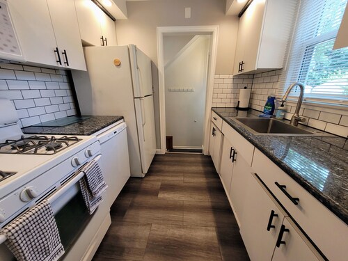 Private Deck & New Park! Summer Fun in Royal Oak