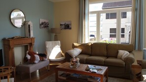 TV, peis, DVD-spiller og bøker