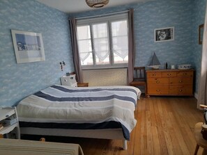6 bedrooms, iron/ironing board, travel crib, free WiFi