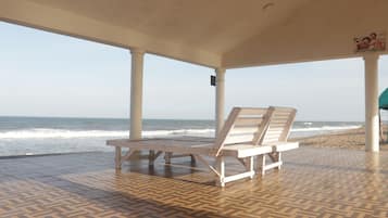 Aan een privéstrand, wit zand, een strandbar