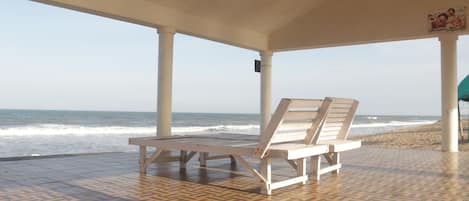 Een privéstrand, wit zand, een strandbar